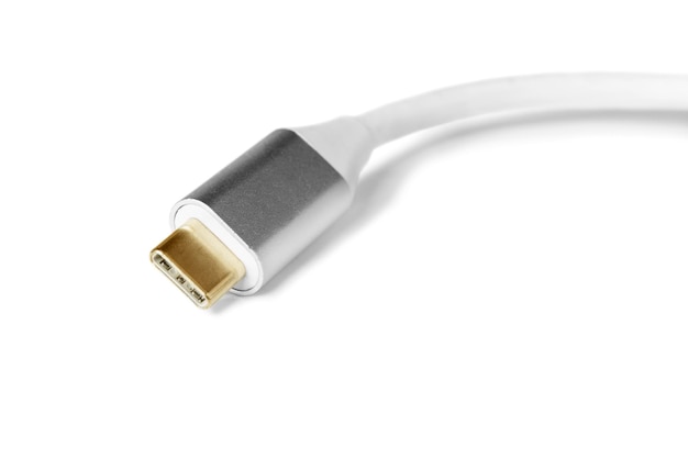Primer plano del cable de enchufe USB tipo C sobre un fondo blanco