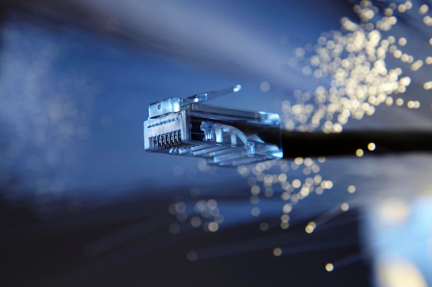 Primer plano de un cable de fibra óptica