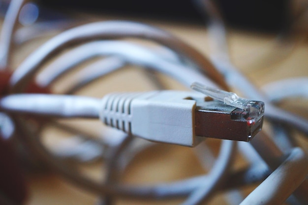 Foto primer plano de un cable de red de computadoras