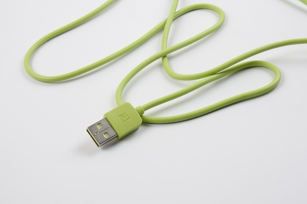 Primer plano de un cable USB sobre un fondo blanco