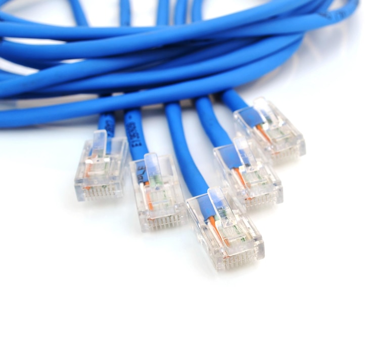 Foto primer plano de cables azules contra un fondo blanco
