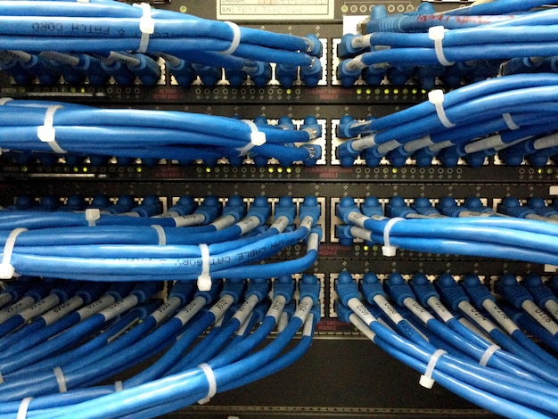 Primer plano de los cables azules