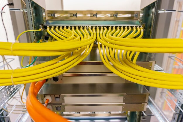 Foto primer plano de los cables de las computadoras