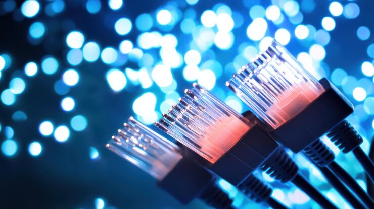 Foto primer plano de cables de red brillantes contra un fondo azul borroso