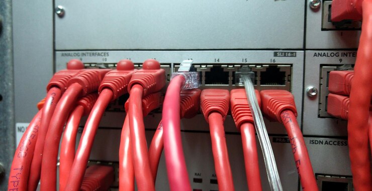 Foto primer plano de los cables rojos de la computadora