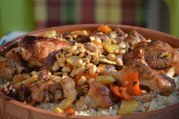 Foto primer plano de una cacerola de arroz con pavo servido en un plato