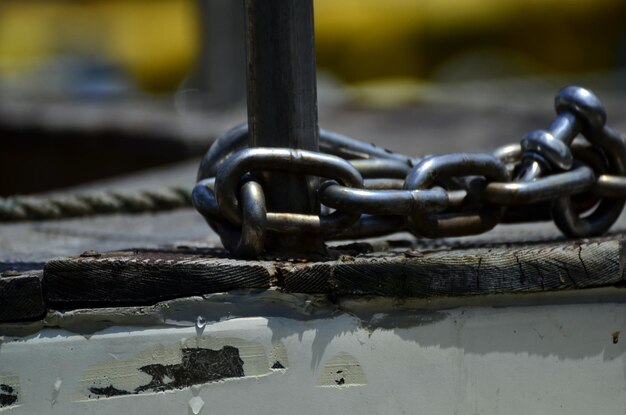 Primer plano de la cadena en el barco