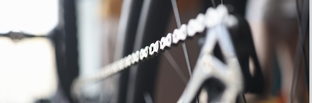 Primer plano de una cadena de bicicleta de montaña en el taller