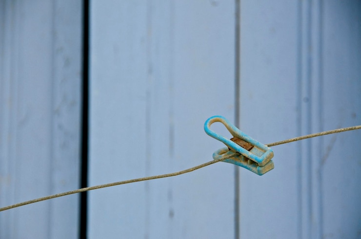 Foto primer plano de una cadena colgada en metal contra la pared