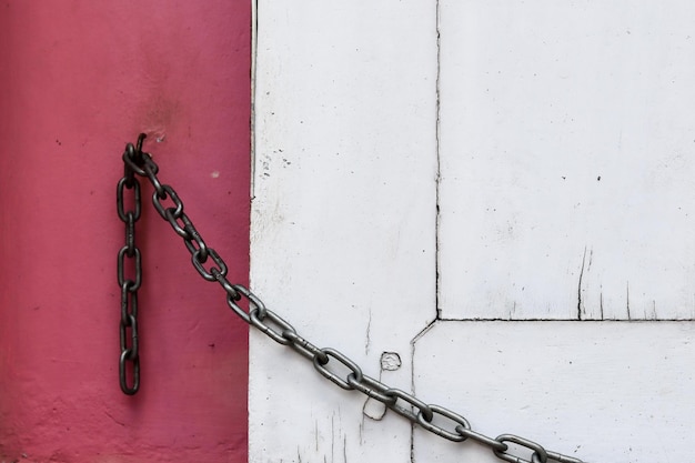 Foto primer plano de una cadena colgada en la pared