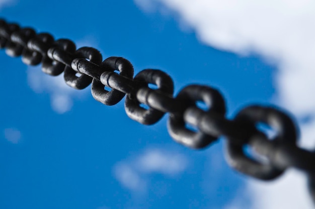 Foto primer plano de la cadena contra el cielo azul