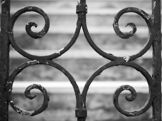 Primer plano de una cadena de metal contra el cielo