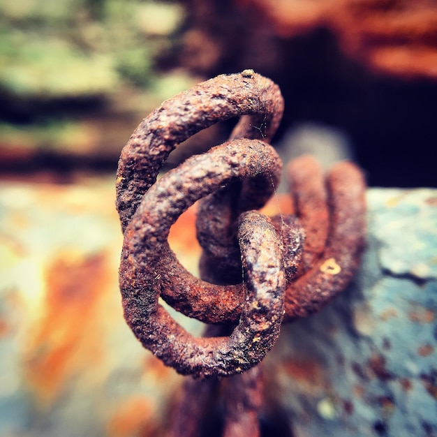 Foto primer plano de una cadena de metal oxidado