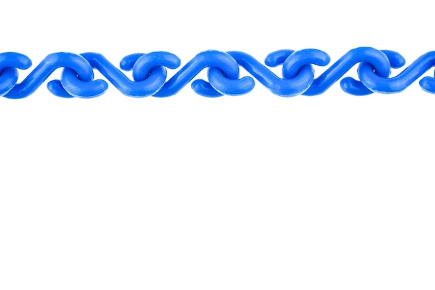 Foto primer plano de una cadena de plástico azul contra un fondo blanco