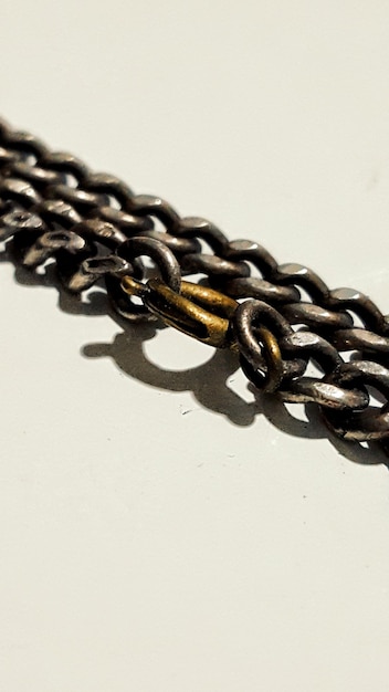 Foto primer plano de las cadenas contra un fondo blanco