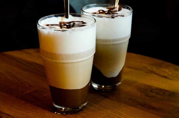 Primer plano de café y bebida en la mesa