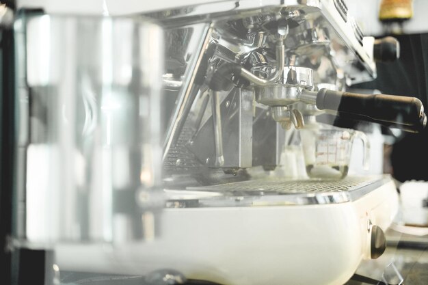 Primer plano del café en la cafetería