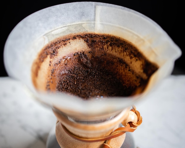 Primer plano de café filtrado en una mesa