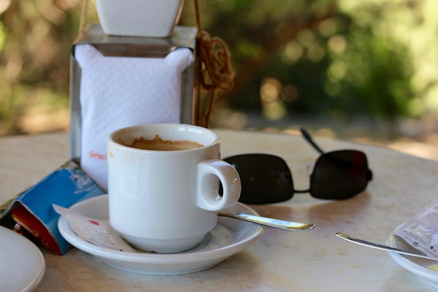 Primer plano de café fresco en la mesa de una cafetería