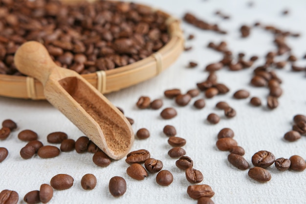 Primer plano de café y granos de café