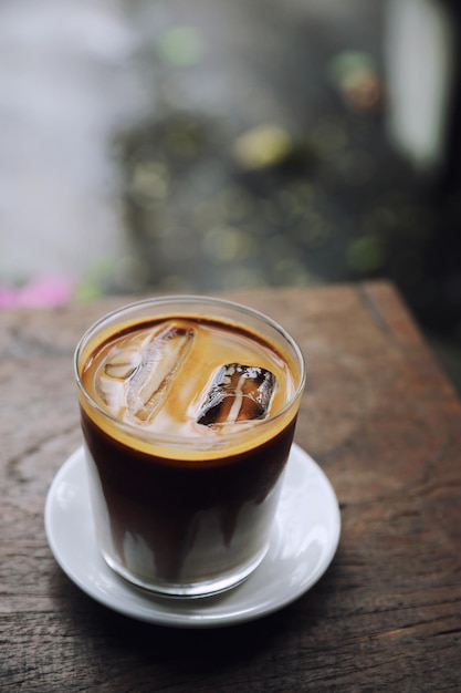 Primer plano de café helado en la mesa