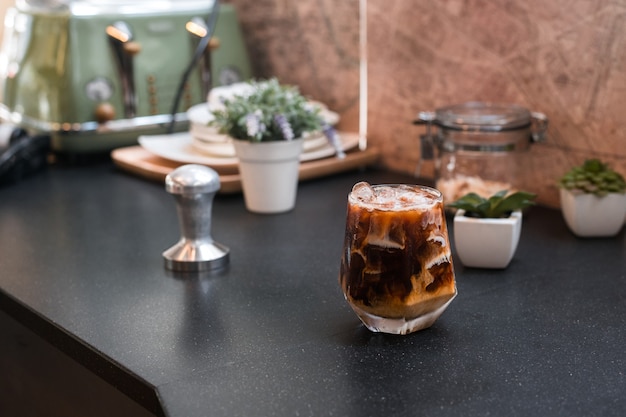 Primer plano de café helado servido en la mesa negra en el café