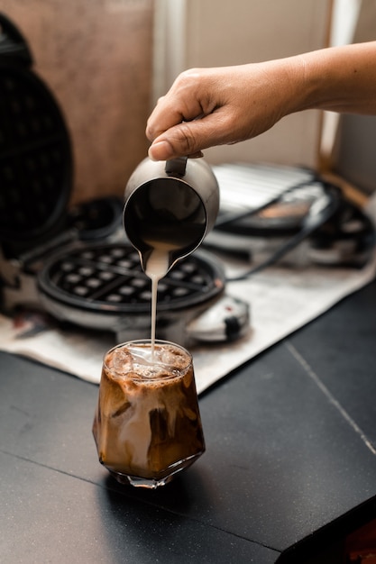 Primer plano de café helado servido en la mesa negra en el café