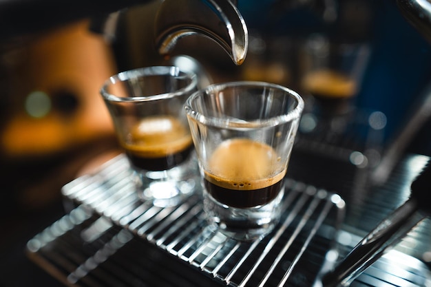 Foto primer plano de café en la máquina de espresso