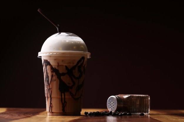 Foto primer plano de café en la mesa contra un fondo negro