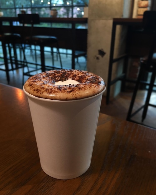 Primer plano de un café en una mesa de madera