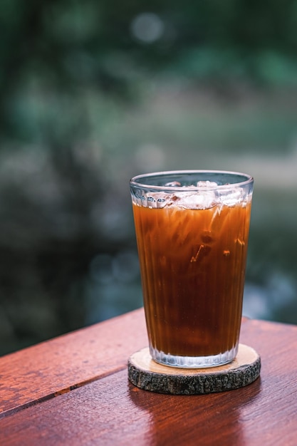 Primer plano del café en la mesa