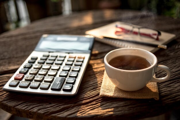 Primer plano del café en la mesa