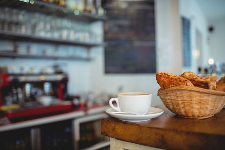 Foto primer plano de café recién hecho y panes en la cafetería