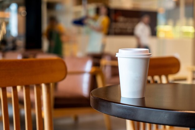 Primer plano del café servido en la mesa de una cafetería