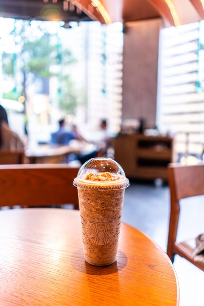 Foto primer plano del café servido en la mesa de una cafetería