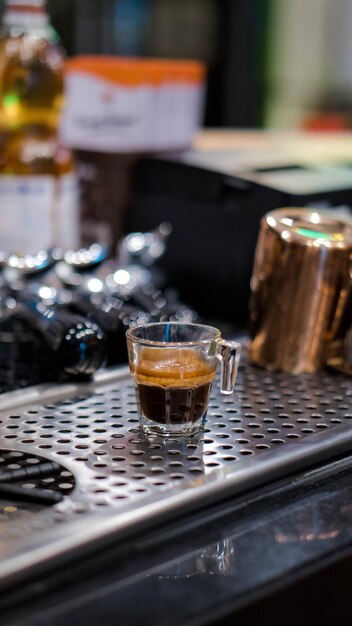 Foto primer plano del café servido en la mesa en una cafetería