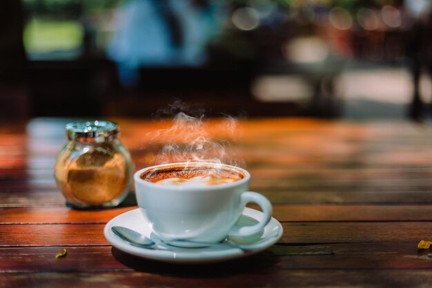 Primer plano del café servido en la mesa