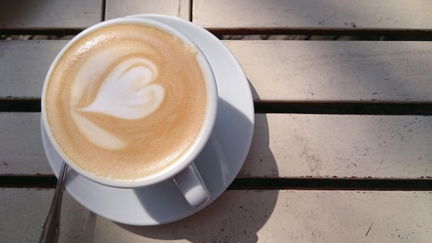 Primer plano del café servido en la mesa