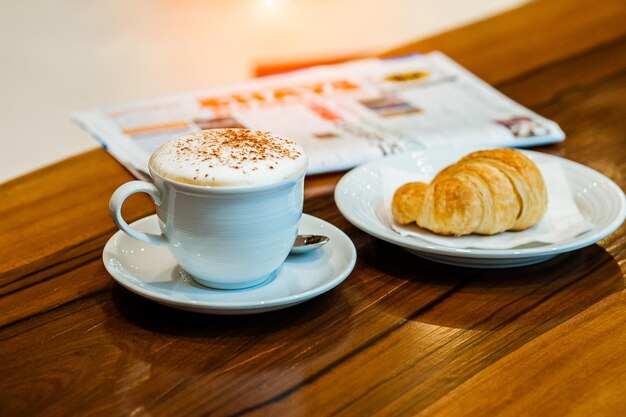 Primer plano del café servido en la mesa