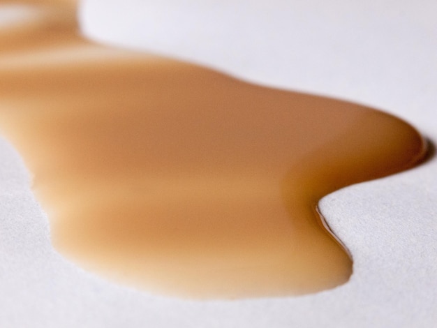Primer plano de café sobre un fondo blanco