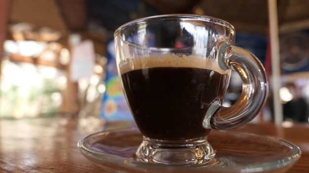 Foto primer plano del café en vaso sobre la mesa