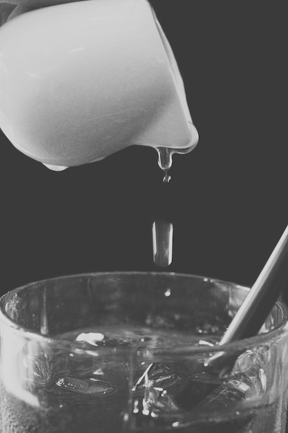 Foto primer plano de café vertiendo agua en un vaso