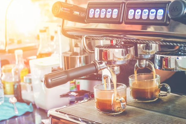 Primer plano de la cafetera en una cafetería