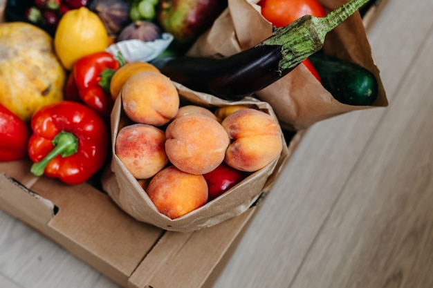 Primer plano de una caja llena de diferentes frutas y verduras orgánicas frescas