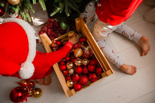 Primer plano de una caja de madera con bolas de juguetes de árbol de Navidad concepto de año nuevo de invierno