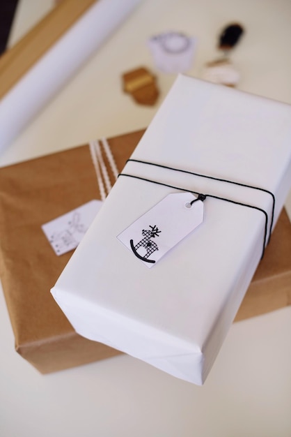 Primer plano de la caja en la mesa