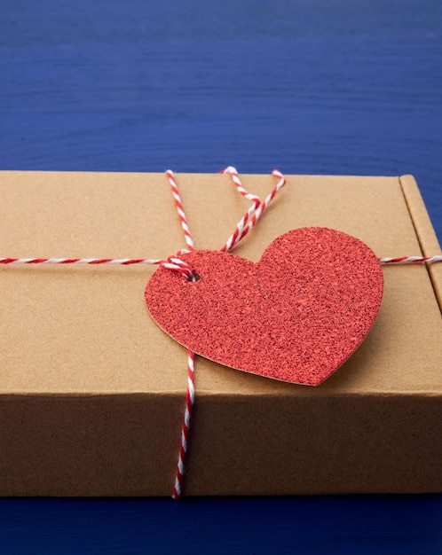 Primer plano de una caja de regalos en forma de corazón en la mesa