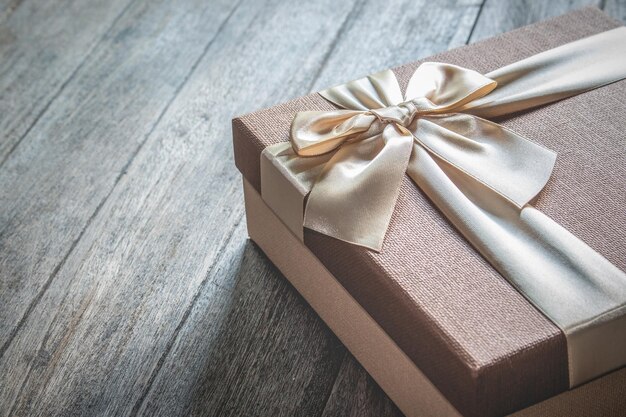 Primer plano de la caja de regalos en la mesa