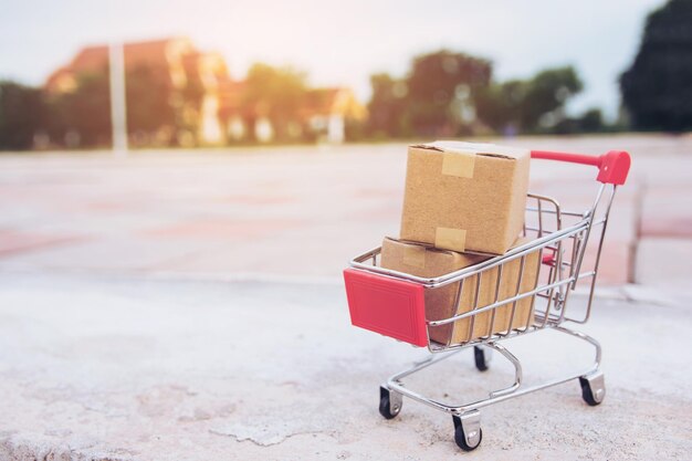 Primer plano de una caja vacía en la carretera de la ciudad