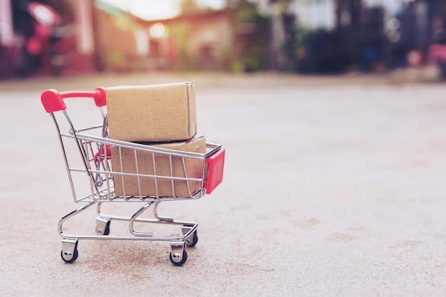 Primer plano de cajas en el carrito de compras en la carretera